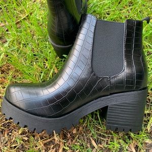 BLACK CROCO ANKLE BOOTIES